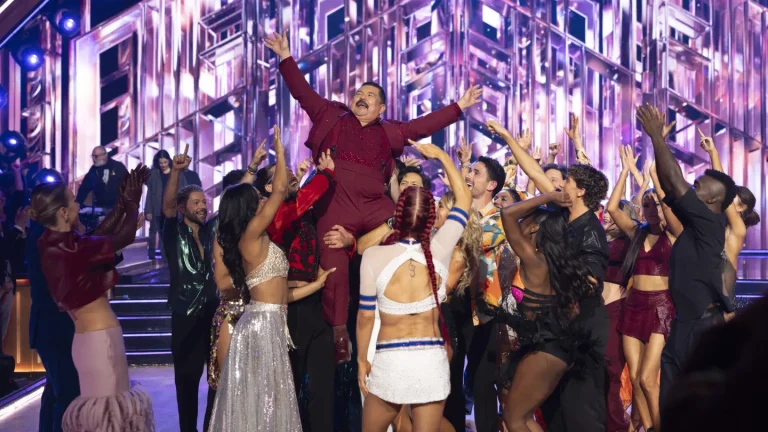 Atterrissage! « Danse avec les stars » organise son propre spectacle à la mi-temps pour la soirée du Super Bowl : découvrez les scores et ceux qui sont rentrés à la maison