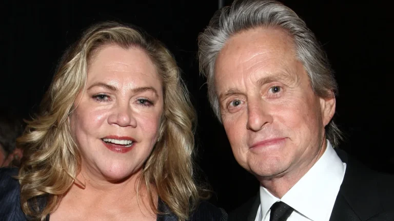 « Good Heavens » : Kathleen Turner réagit à la bombe de Michael Douglas à propos de leur histoire d&rsquo;amour secrète lors de « Romancing the Stone »