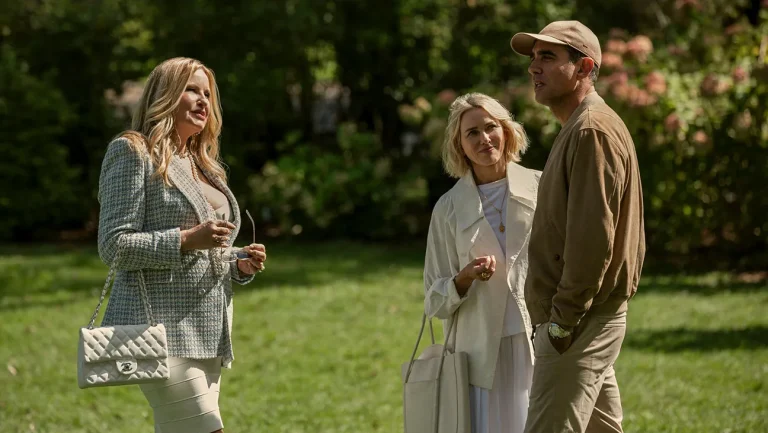 Jennifer Coolidge est de retour dans le rôle de Karen pour la saison 2 de « The Watcher »