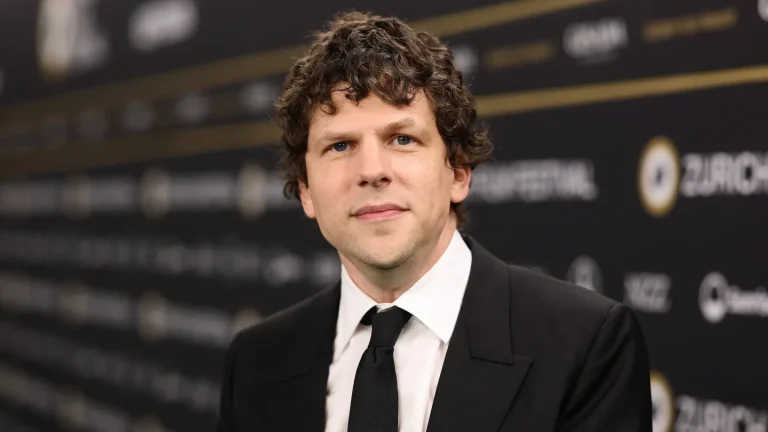Jesse Eisenberg décompose son processus d&rsquo;écriture de chansons pour « The Debut », alimenté par son amour des « clichés du théâtre musical »