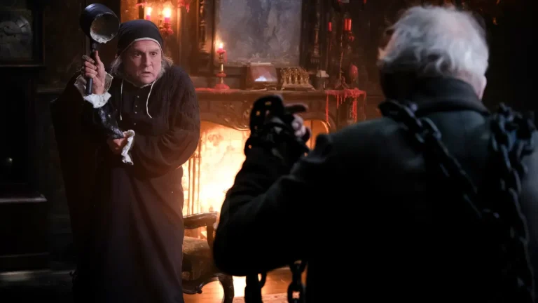 Johnny Depp devient un véritable Humbug Scrooge dans la bande-annonce sombre de Paramount « Ebenezer »