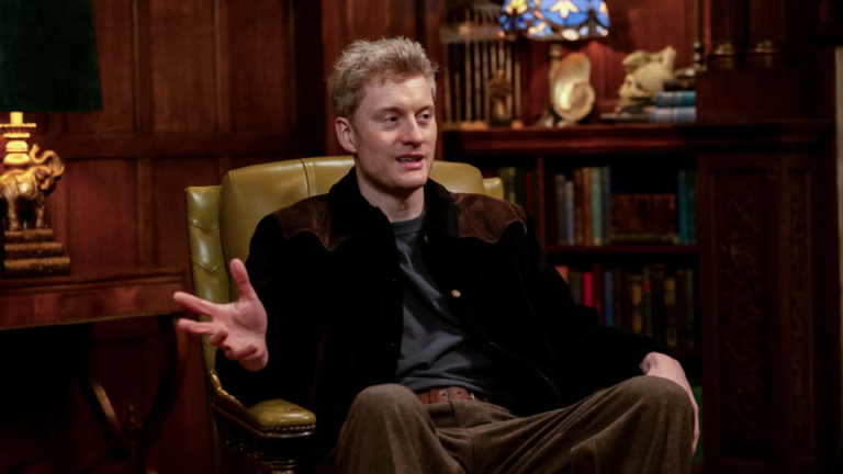 La BBC déclare que la plainte de James Acaster concernant les « plaisanteries machos » sur les « traîtres de célébrités » est « catégoriquement fausse »