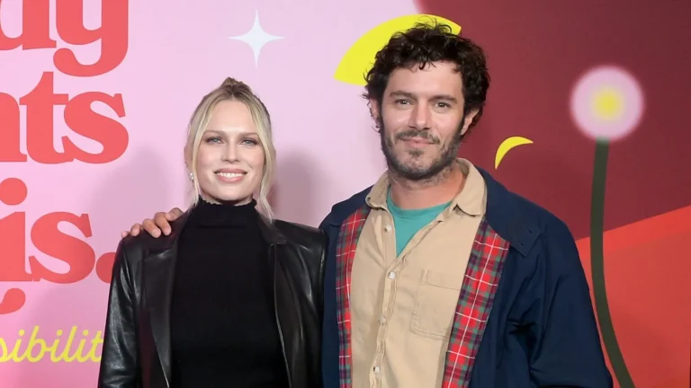 La créatrice de « Personne ne veut ça » Erin Foster réagit aux propos d&rsquo;Adam Brody disant qu&rsquo;il soutient « une Palestine libre » : « C&rsquo;est compliqué »