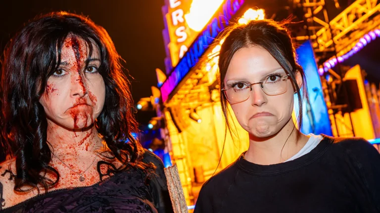 La star d&rsquo;Obsession, Inde Navarrette, dit que rencontrer l&rsquo;acteur Nikki Scare aux Halloween Horror Nights était « surréaliste »