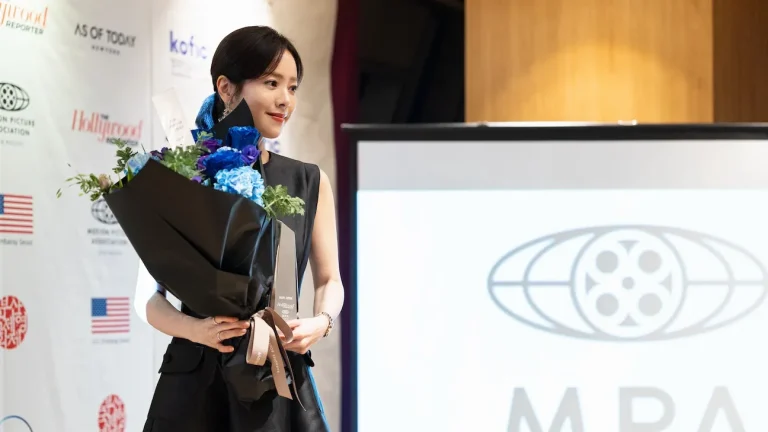 Le Hollywood Reporter rend hommage à la star des Coréens, Han Ji-min, en lui décernant le prix Trailblazer au gala de Busan