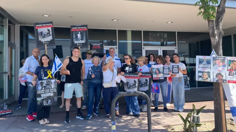 Les Américains israéliens protestent contre la projection de « NAZA » à Los Angeles alors que Doc sort en salles aux États-Unis