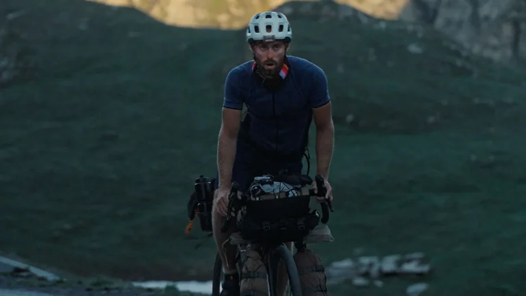 « Perfect Road » est un documentaire qui suit un cycliste nomade à la recherche de défis exténuants – et de liberté