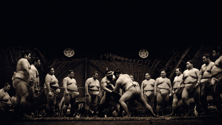 « Sumo : L&rsquo;esprit ne pèse rien » nous emmène dans les rituels et les sacrifices pour rendre les « mecs normaux » de l&rsquo;ancien sport japonais reconnaissables (Clip et discussion exclusifs)
