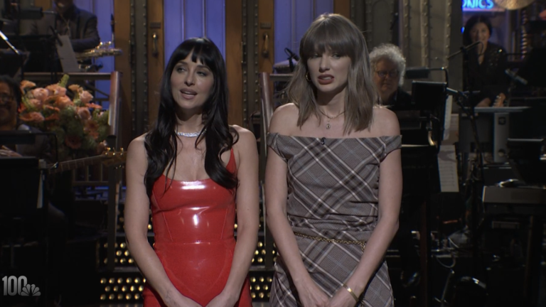 Taylor Swift bloque l&rsquo;animation de Dakota Johnson dans l&rsquo;émission « Saturday Night Live » : « Mon thérapeute littéral ! »